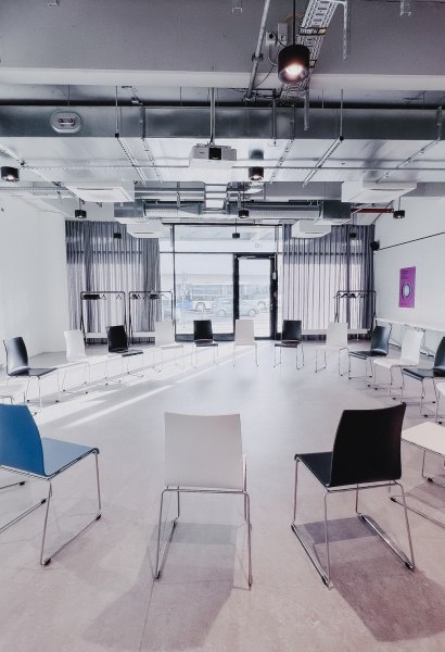 Das Auditorium 1 ist ein heller Raum ausgestattet mit modernster Veranstaltungstechnik, Beamer und Mikrofone inklusive. Perfekt für Workshops & Teamevents.92 m², max. 78 Personen - je nach Bestuhlung120€ pro Stunde (netto) Das Auditorium 1 ist ein heller Raum ausgestattet mit modernster Veranstaltungstechnik, Beamer und Mikrofone inklusive. Perfekt für Workshops & Teamevents.92 m², max. 78 Personen - je nach Bestuhlung120€ pro Stunde (netto)