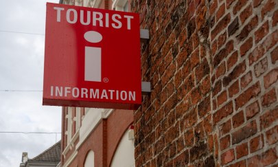 Das offizielle Touristinfo-Schild an der Oldenburg-Info im Lappan.