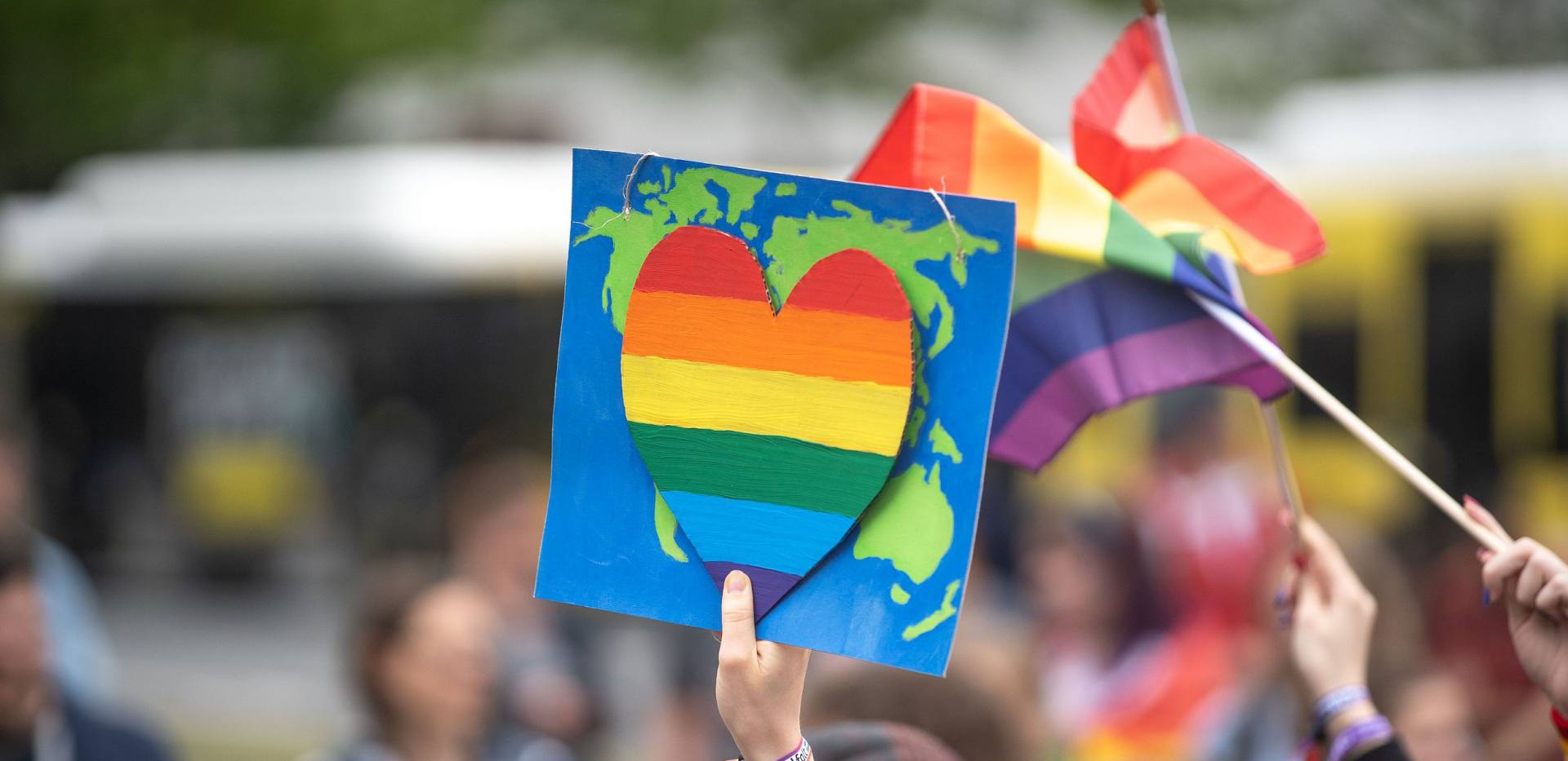 Am CSD Nordwest in Oldenburg wird ein Regenbogenherz hochgehalten.
