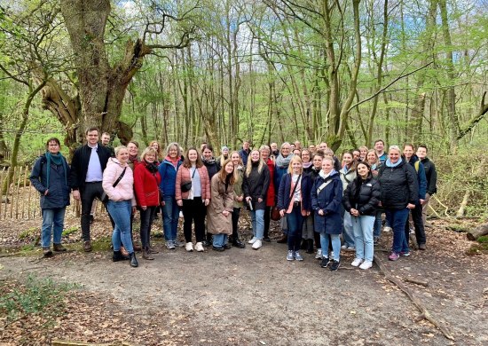 Produktschulung für Mitarbeiter - Auftakt im Naturpark Wildeshauser Geest. Das Bild zeigt die Beschäftigten bei ihrem Besuch im Urwald Hasbruch vor der imposanten Friederikeneiche. 