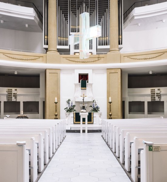 Innenraum St. Lamberti-Kirche Oldenburg mit Glaskreuz