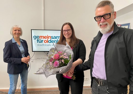 Friederike T&ouml;belmann (Mitte) l&ouml;st Silke Fennemann (links) ab. Letztere hatte die Aufgabe als Gesch&auml;ftsf&uuml;hrerin f&uuml;r den Verein knapp drei Jahre lang wahrgenommen. Gratulation kam vom ersten Vorsitzenden Stefan Dieker. 
