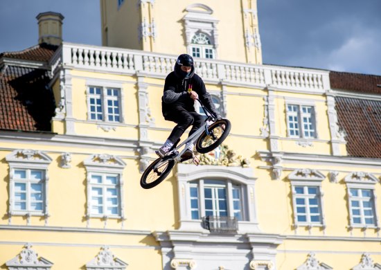 BMX-Stunt-Show vor dem Oldenburger Schloss.