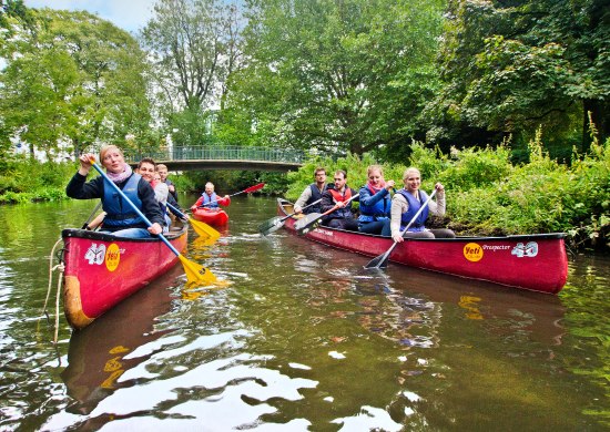 Eine Gruppe mit dem Kanu unterwegs auf dem Fluss Haaren begleitet durch den Gästeführer Helmut Meinken. 