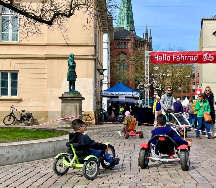 Kinder fahren im Liegerad-Parcour bei Hallo Fahrrad 2026 in Oldenburg.