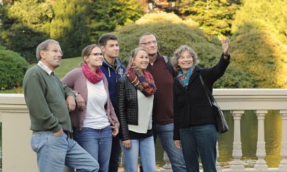 Eine Gruppe besichtigt bei einer Stadtführung Oldenburgs Schlossgarten