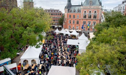 Luftblick auf das Event "Hallo Grünkohl" auf dem Rathausmarkt in Oldenburg.