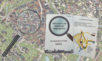 Vorder- und R&uuml;ckseite des Rallyeheftes auf einem Stadtplan mit einer Lupe.