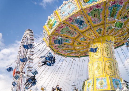 Riesenrad und Kettenkarussel auf dem Kramermarkt.