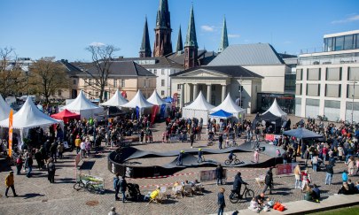 Blick auf den Schlossplatz in Oldenburg und auf die Veranstaltung Hallo Fahrrad und den GSG Pumptrack.