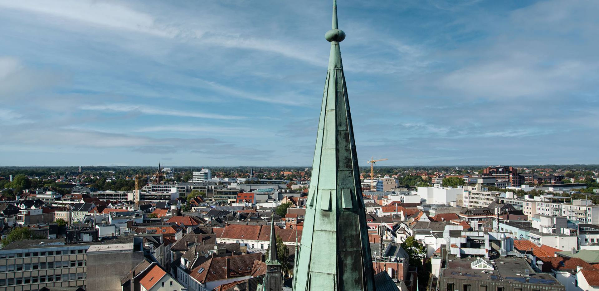 Blick über die Stadt Oldenburg mit Spitze der St. Lamberti-Kirche im Vordergrund