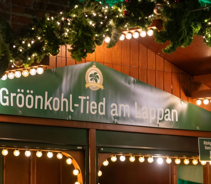 Geschmückte Bude der Gröönkohltied am Lappan in Oldenburg.  Geschmückte Bude der Gröönkohl-Tied am Lappan in Oldenburg.