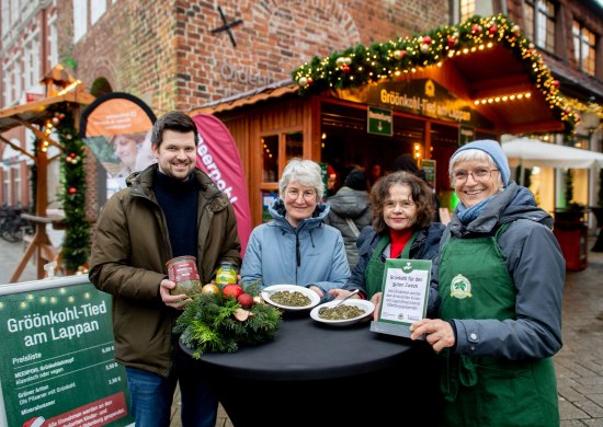 BU: Geschäftsführer Philipp Meerpohl, dessen Fleischerei den Grünkohleintopf für die „Gröönkohl-Tied“ vollständig spendete, gemeinsam mit Dr. Beate Jonas, Vorstandsvorsitzende des Hospizdienstes, und Beate Weidewitsch, Koordinatorin und Beraterin vor Ort. Am Stehtisch mit dem servierten Grünkohleintopf sind sie mit Silke Fennemann, Geschäftsführerin der OTM und Veranstalterin der Gröönkohl-Tied am Lappan, zu sehen. Die gesamten Erlöse gehen als Spende an den Hospizdienst. BU: Geschäftsführer Philipp Meerpohl, dessen Fleischerei den Grünkohleintopf für die „Gröönkohl-Tied“ vollständig spendete, gemeinsam mit Dr. Beate Jonas, Vorstandsvorsitzende des Hospizdienstes, und Beate Weidewitsch, Koordinatorin und Beraterin vor Ort. Am Stehtisch mit dem servierten Grünkohleintopf sind sie mit Silke Fennemann, Geschäftsführerin der OTM und Veranstalterin der Gröönkohl-Tied am Lappan, zu sehen. Die gesamten Erlöse gehen als Spende an den Hospizdienst.