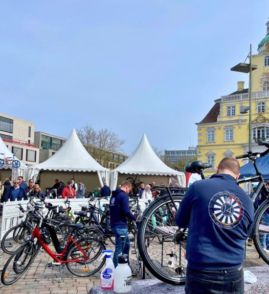 Fahrradputzaktion Round Table f&uuml;r den guten Zweck bei Hallo Fahrrad 2026 auf dem Schlossplatz in Oldenburg.