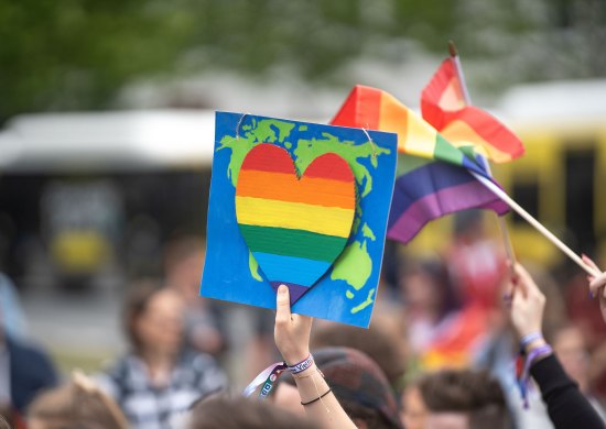 Am CSD Nordwest in Oldenburg wird ein Regenbogenherz hochgehalten.