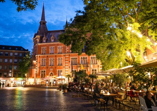 Altes Rathaus und Marktplatz am Abend.