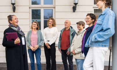 Geraldine Dudek mit einer Gruppe am Eingang des PFL Kulturzentrum.