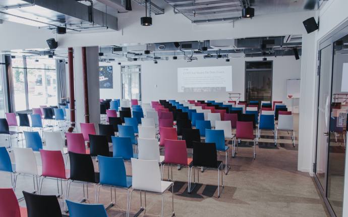 Das Auditorium 2 hat richtig viel Platz. Ideal f&uuml;r gro&szlig;e Gruppe bei Vortr&auml;gen, Workshops & Empf&auml;ngen. Beamer und Mikrofone inklusive.150 m&sup2;, max. 136 Personen - je nach Bestuhlung170&euro; pro Stunde (netto)