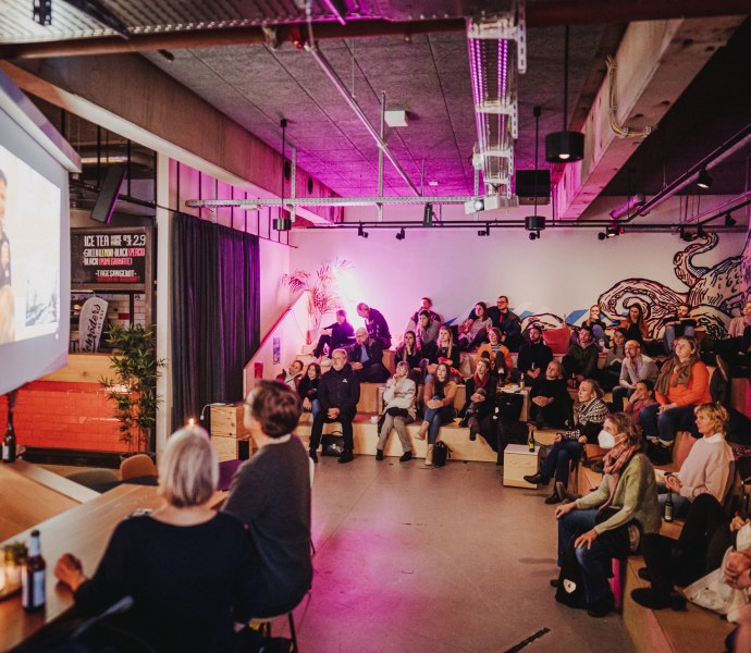 Die Tribüne liegt mitten in der Markthalle und eignet sich am besten für öffentliche oder halb-öffentliche Vorträge und Kulturprogramm.3 Sitzreihen auf 77 m², max. 60 Personen100€ pro Stunde (netto) Die Tribüne liegt mitten in der Markthalle und eignet sich am besten für öffentliche oder halb-öffentliche Vorträge und Kulturprogramm.3 Sitzreihen auf 77 m², max. 60 Personen100€ pro Stunde (netto)