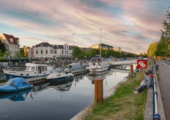 Blick auf den Oldenburger Stadthafen und die Promenade am Abend.