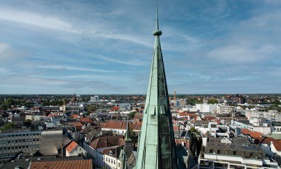 Blick über die Stadt Oldenburg mit Spitze der St. Lamberti-Kirche im Vordergrund
