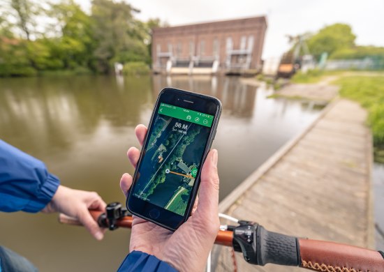 Per Rad und mit GPS-tauglichem Gerät auf der Klimaschätze-Tour in Oldenburg. 