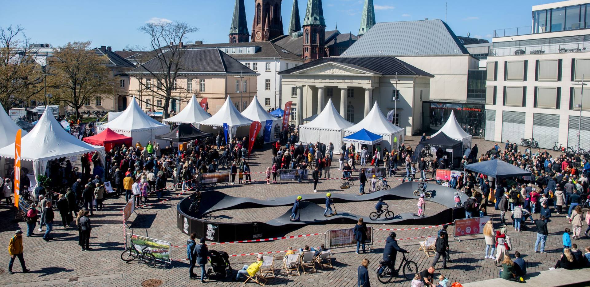 Blick auf den Schlossplatz in Oldenburg und auf die Veranstaltung Hallo Fahrrad und den GSG Pumptrack.