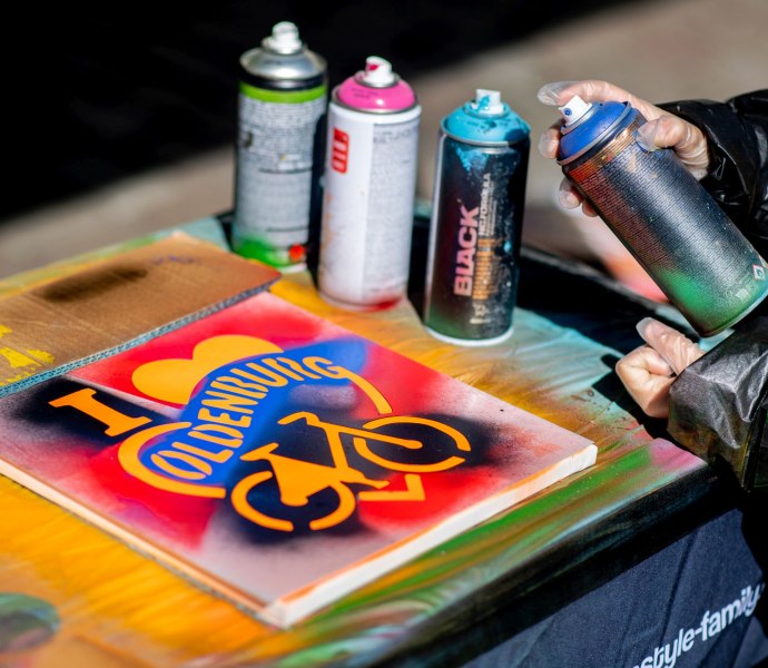 Eine Leinwand als Ergebnis des Graffiti-Workshop mit Fahrradschablonen und Sprühdosen.
