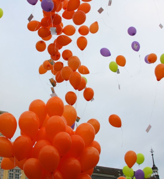 Luftballons steigen in den Himmel zum Abschluss der 900-Jahr-Feier im Jahr 2008.