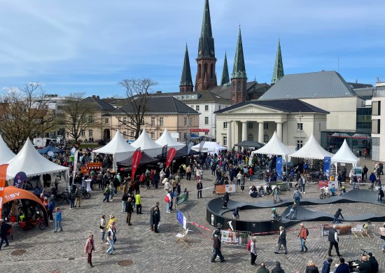 Blick auf den Schlossplatz bei Hallo Fahrrad 2026 mit GSG Pumptrack.